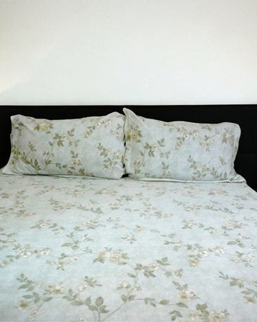 warm printed velvet bedsheet | close view